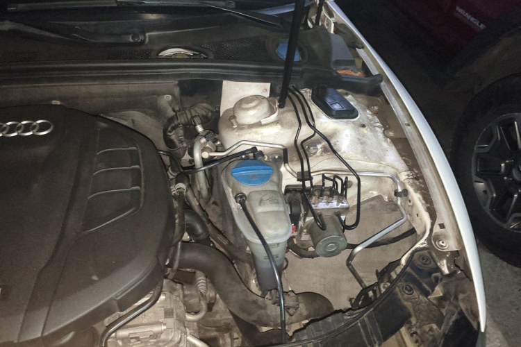 Used Audi A5 2014 Cabriolet 45 TFSI Engine Bay Left