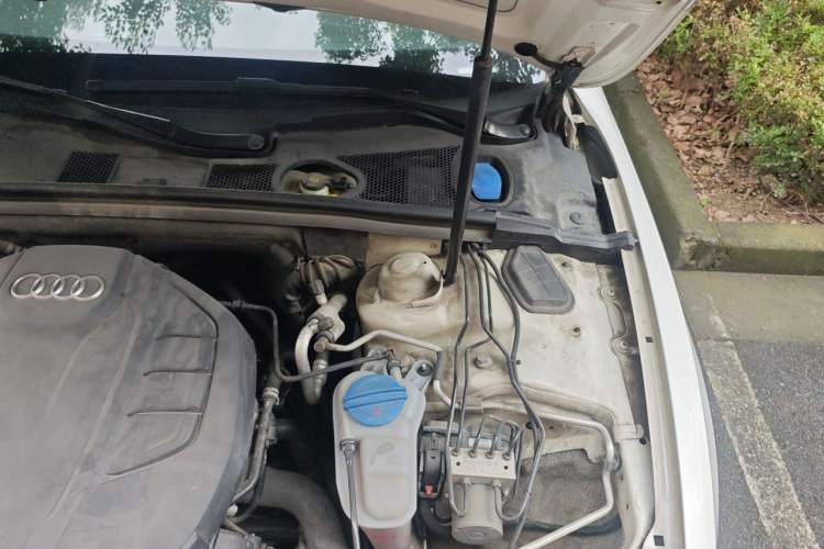 Used Audi A5 2014 Cabriolet 45 TFSI Engine Bay Left