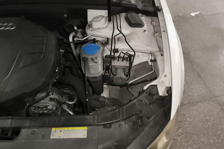Used Audi A5 2014 Sportback 45 TFSI Engine Bay Left