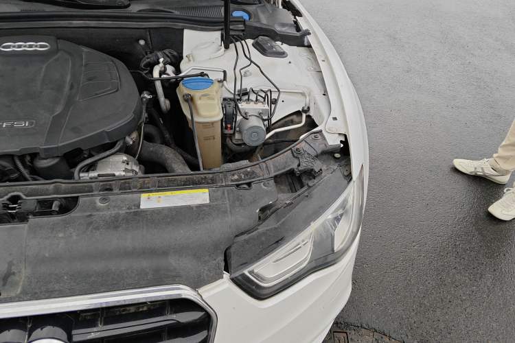 Used Audi A5 2014 Cabriolet 45 TFSI Engine Bay Left