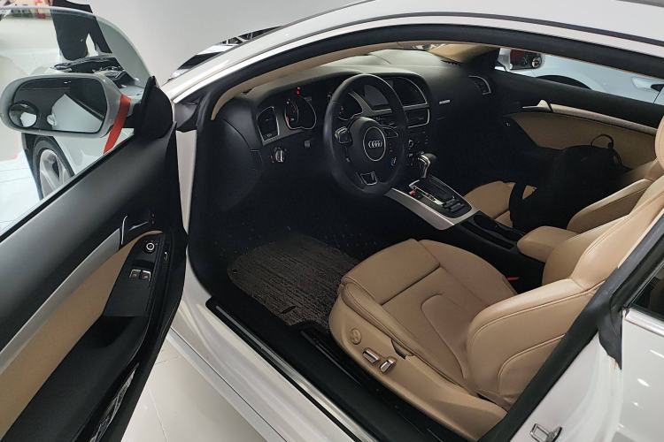 Used Audi A5 2014 Coupe 45 TFSI Interior 3