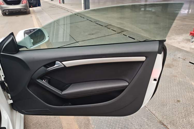 Used Audi A5 2014 Coupe 45 TFSI Interior 5
