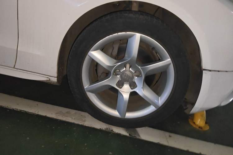 Used Audi A5 2014 Cabriolet 45 TFSI Right Front Wheel Hub
