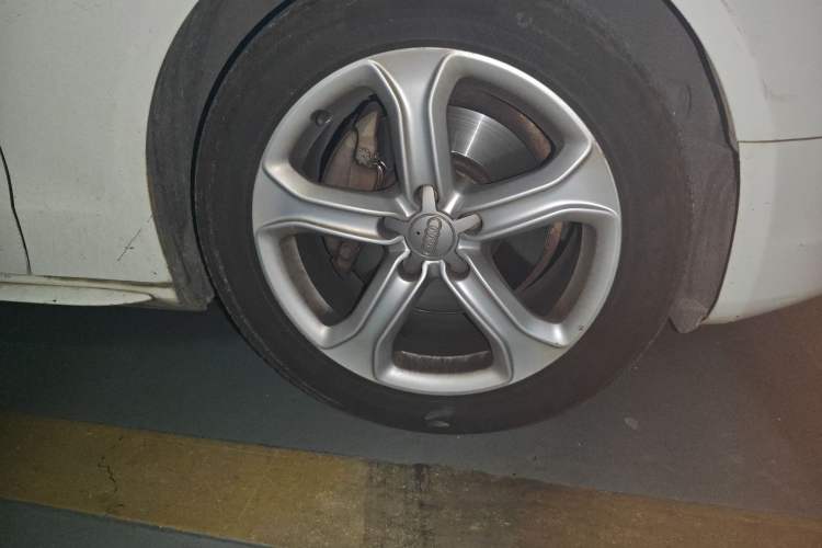 Used Audi A5 2014 Sportback 45 TFSI Right Front Wheel Hub