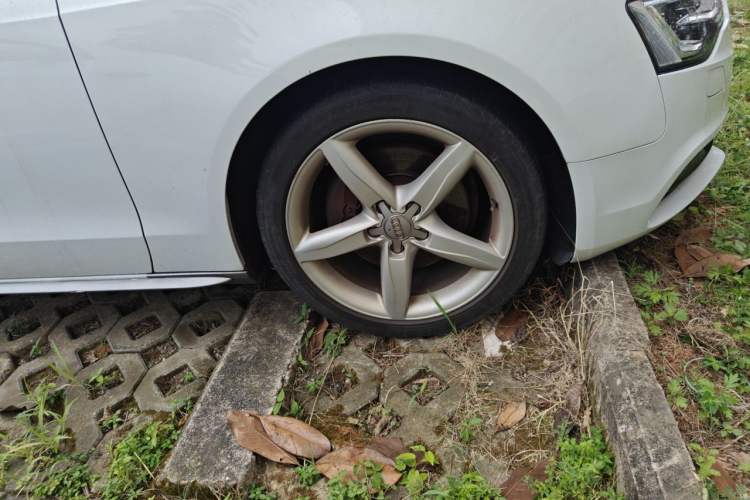 Used Audi A5 2014 Sportback 45 TFSI Fashion Edition Right Front Wheel Hub