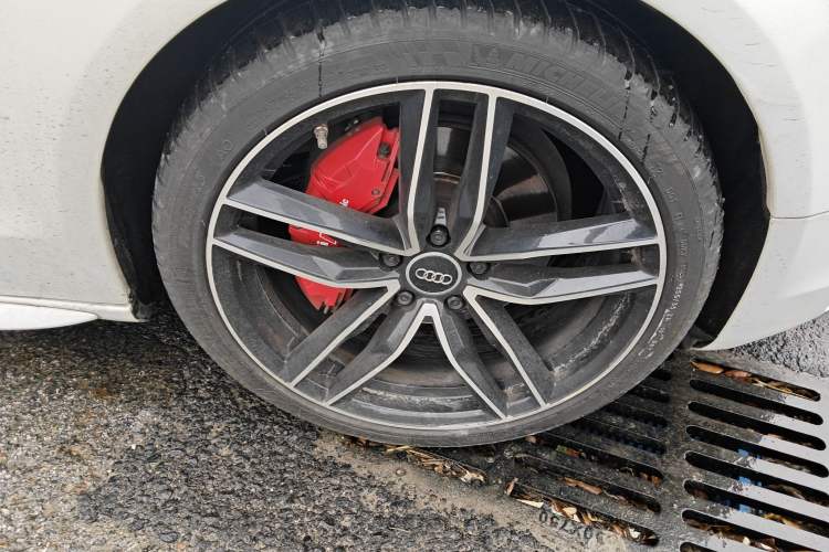 Used Audi A5 2014 Cabriolet 45 TFSI Right Front Wheel Hub