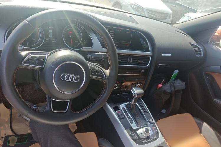 Used Audi A5 2014 Cabriolet 45 TFSI Center Console