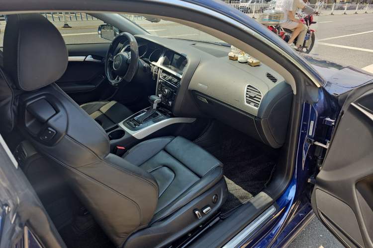 Used Audi A5 2016 Coupe 45 TFSI Ambition Edition Interior 5
