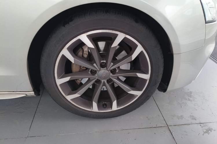 Used Audi A5 2016 Restyled Sportback 45 TFSI Comfort Version Right Front Wheel Hub