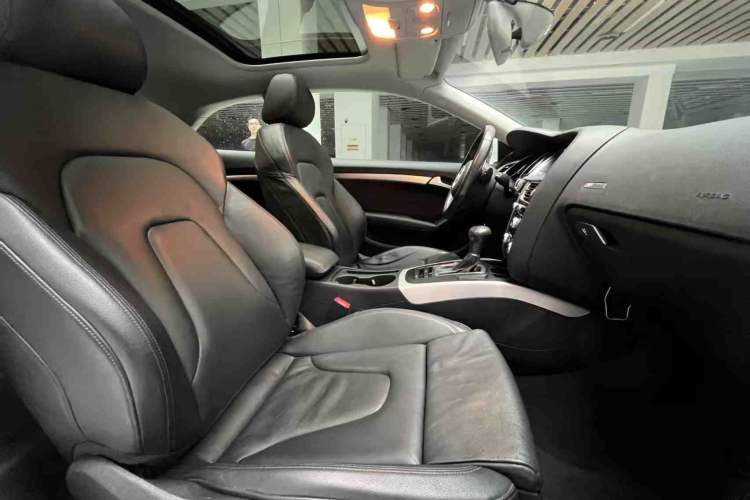 Used Audi A5 2016 Coupe 45 TFSI Ambition Edition Interior 4
