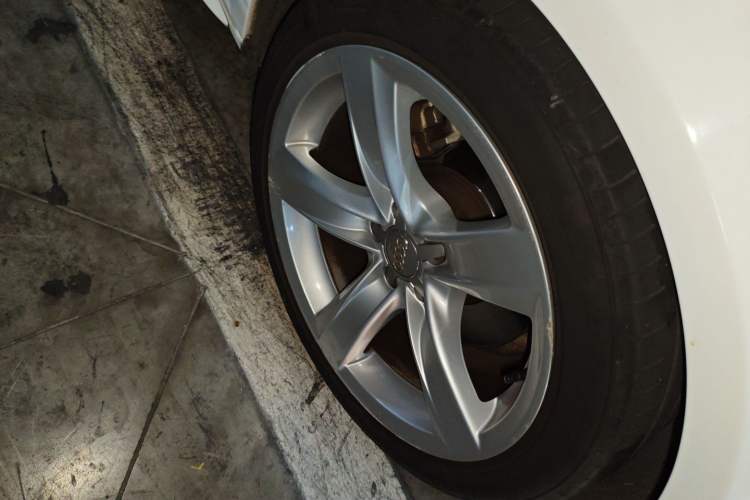 Used Audi A5 2016 Restyled Sportback 35 TFSI Ambition Edition Right Front Wheel Hub