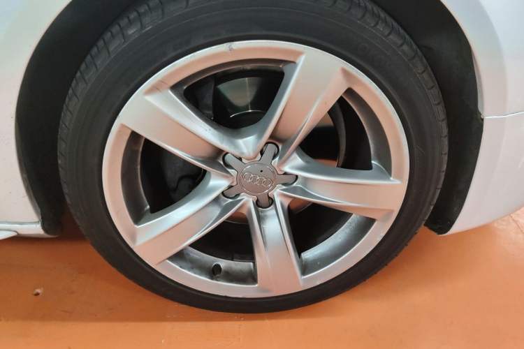 Used Audi A5 2016 Cabriolet 45 TFSI Ambition Edition Right Front Wheel Hub