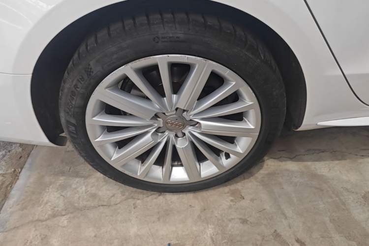 Used Audi A5 2016 Restyled Sportback 45 TFSI Comfort Version Right Rear Wheel Hub