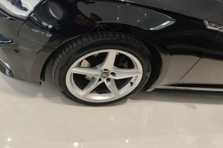 Used Audi A5 2017 Coupe 40 TFSI Fashion Model Left Front Wheel Hub