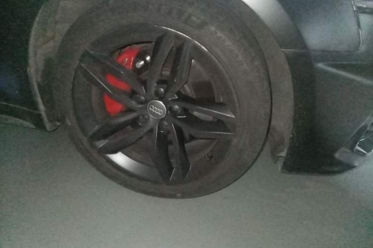Used Audi A5 2017 Sportback 45 TFSI Fashion Model Right Front Wheel Hub