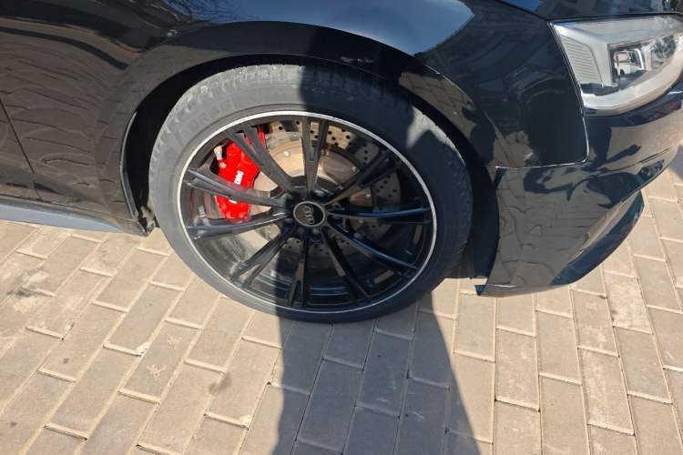 Used Audi A5 2017 Sportback 40 TFSI Fashion Model Right Front Wheel Hub