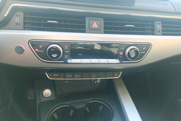 Used Audi A5 2017 Sportback 40 TFSI Fashion Model Audio And AC Panel