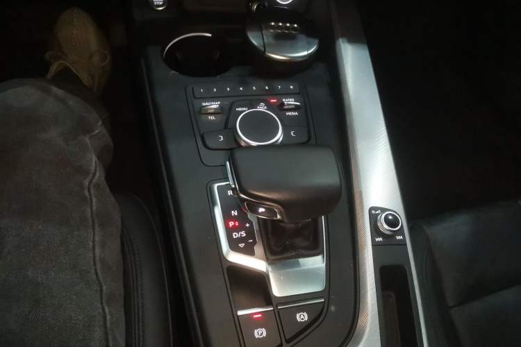 Used Audi A5 2017 Sportback 40 TFSI Fashion Model Gear Lever