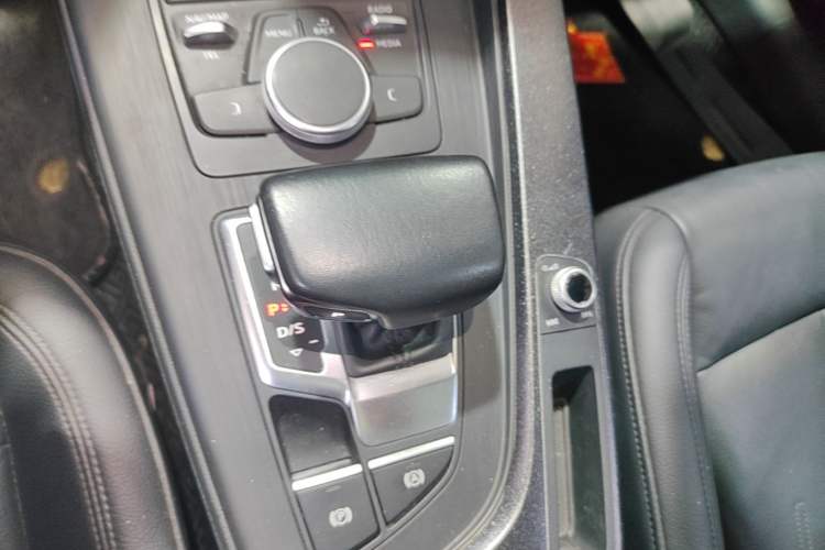 Used Audi A5 2017 Coupe 40 TFSI Fashion Model Gear Lever