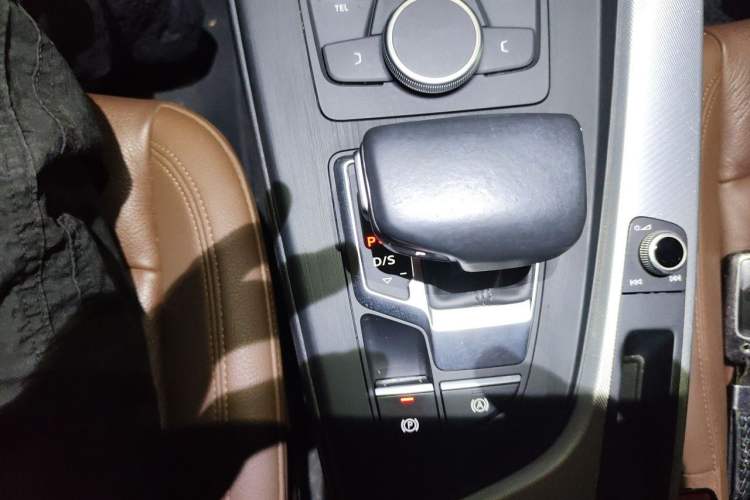 Used Audi A5 2017 Sportback 40 TFSI Fashion Model Gear Lever