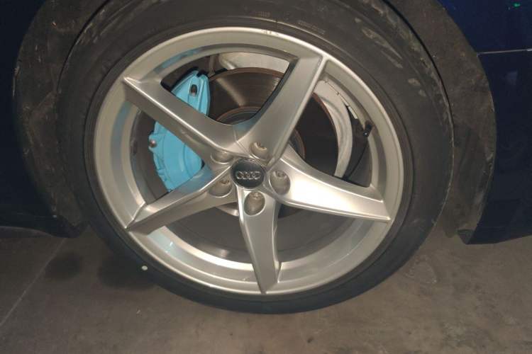 Used Audi A5 2017 Coupe 40 TFSI Fashion Model Right Front Wheel Hub