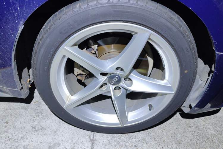 Used Audi A5 2017 Sportback 40 TFSI Fashion Model Right Front Wheel Hub