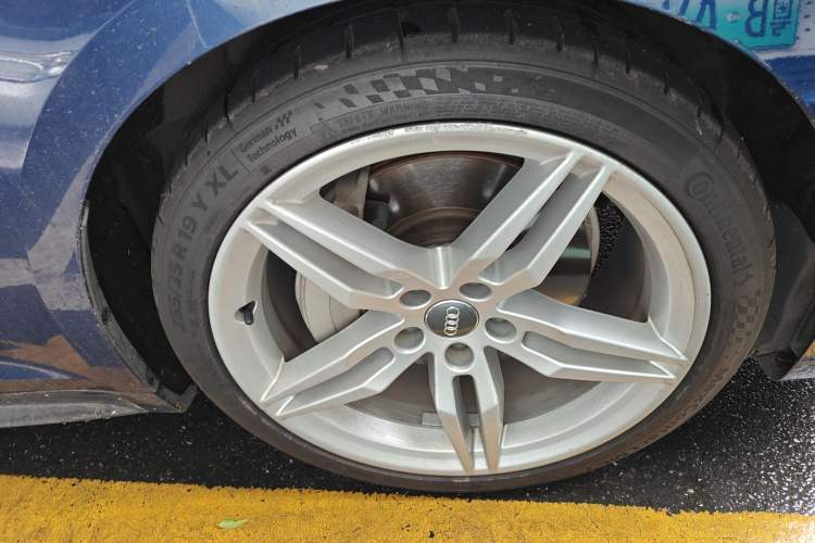 Used Audi A5 2017 Coupe 45 TFSI quattro Sport Edition Right Front Wheel Hub