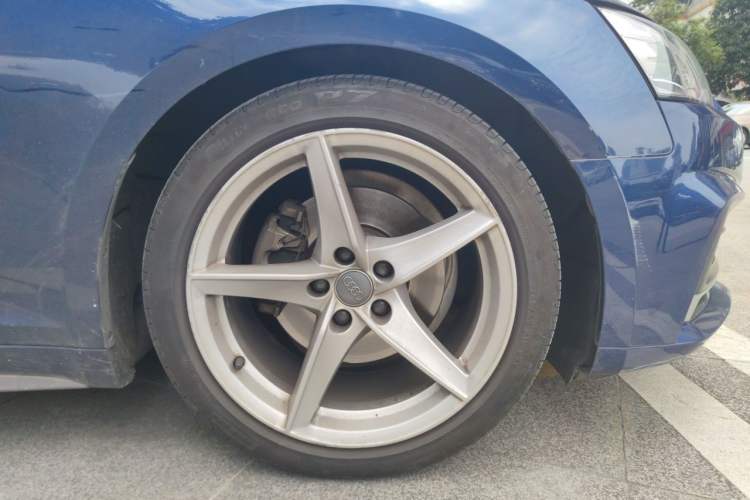 Used Audi A5 2017 Sportback 40 TFSI Fashion Model Right Front Wheel Hub