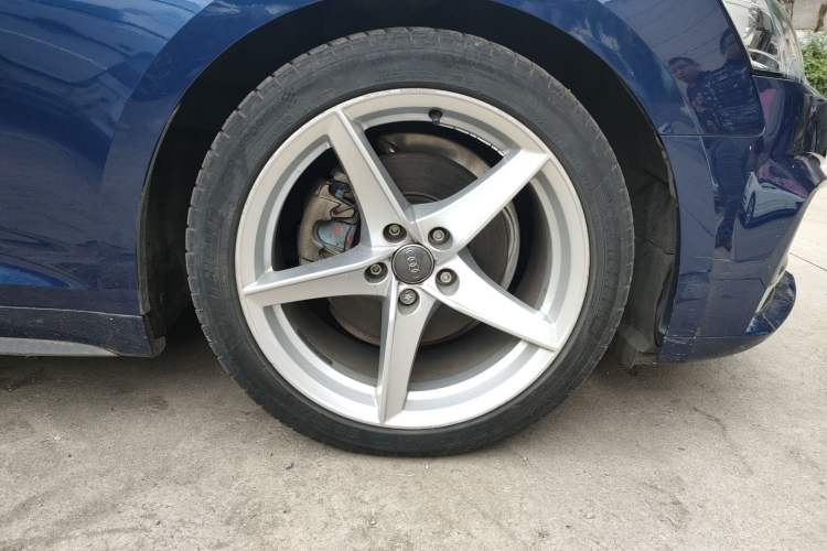 Used Audi A5 2017 Cabriolet 40 TFSI Fashion Model Right Front Wheel Hub