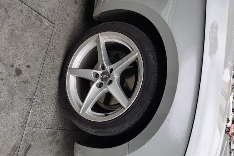 Used Audi A5 2017 Coupe 40 TFSI Fashion Model Right Front Wheel Hub
