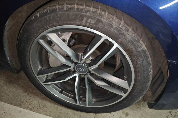 Used Audi A5 2017 Sportback 45 TFSI Sport Edition Right Front Wheel Hub