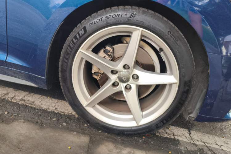 Used Audi A5 2017 Sportback 40 TFSI Fashion Model Right Front Wheel Hub