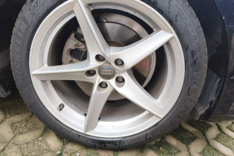 Used Audi A5 2017 Coupe 40 TFSI Fashion Model Right Front Wheel Hub