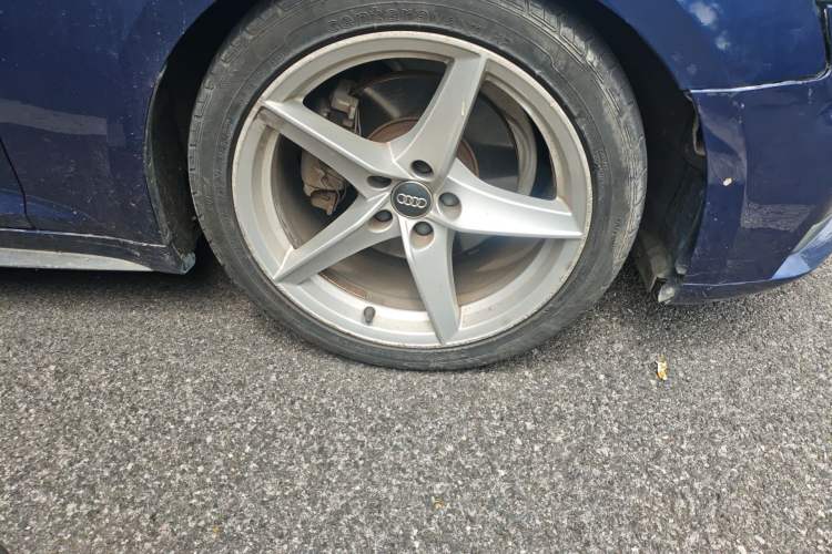 Used Audi A5 2017 Cabriolet 40 TFSI Fashion Model Right Front Wheel Hub
