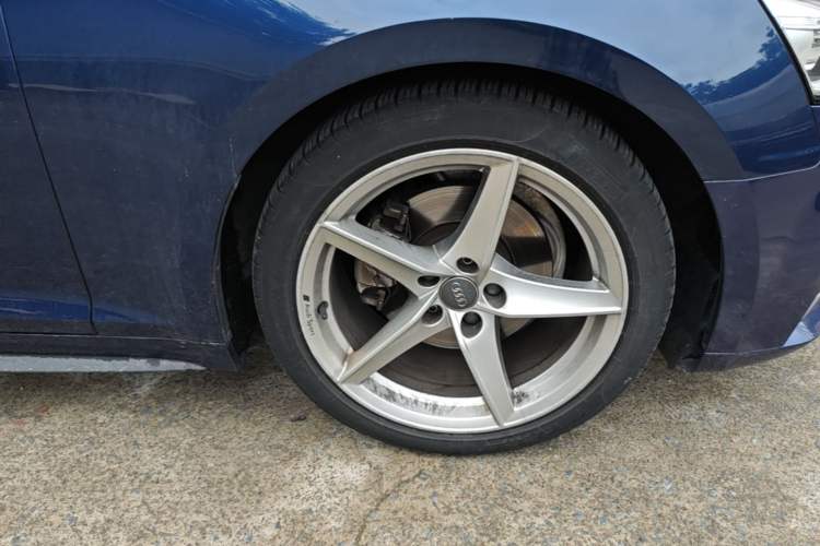 Used Audi A5 2017 Coupe 40 TFSI Fashion Model Right Front Wheel Hub