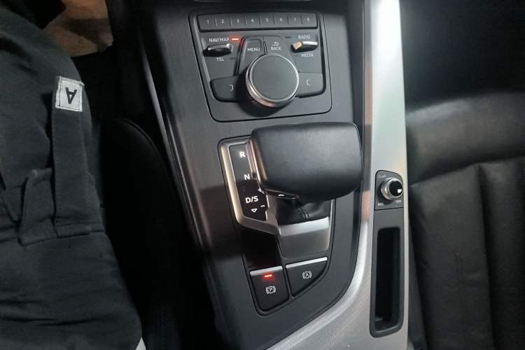 Used Audi A5 2017 Coupe 40 TFSI Fashion Model Gear Lever