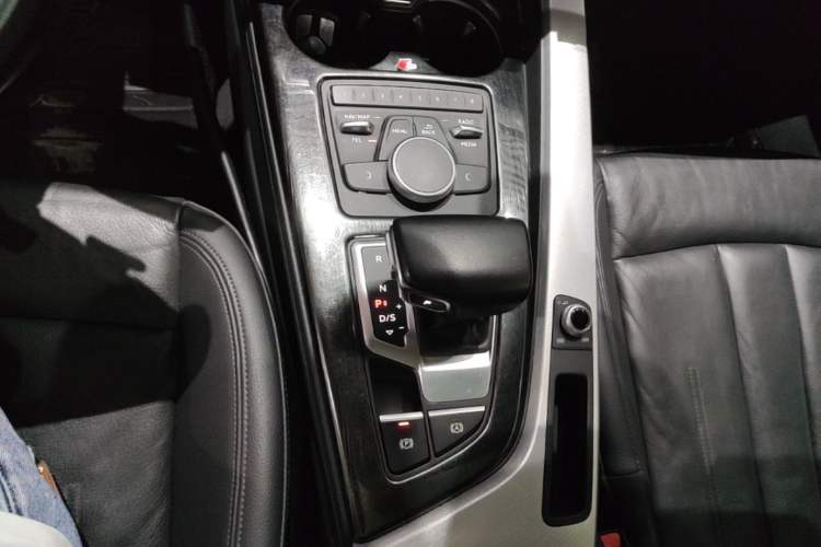 Used Audi A5 2017 Sportback 40 TFSI Fashion Model Gear Lever