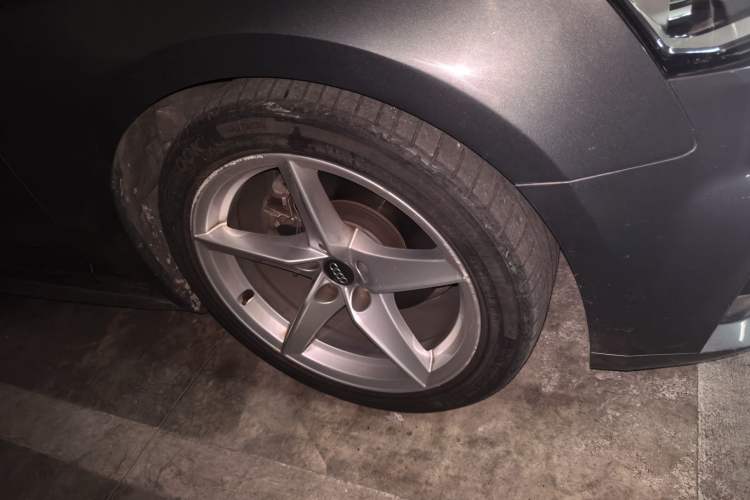 Used Audi A5 2017 Coupe 40 TFSI Fashion Model Right Front Wheel Hub