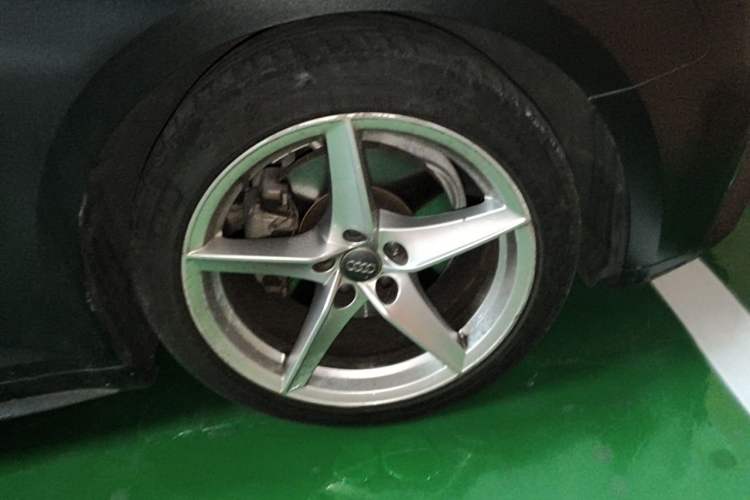 Used Audi A5 2017 Sportback 40 TFSI Fashion Model Right Front Wheel Hub