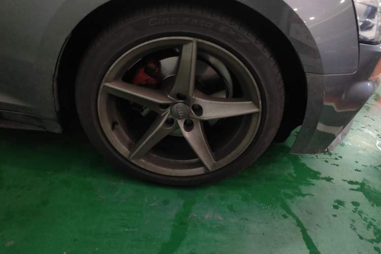 Used Audi A5 2017 Sportback 40 TFSI Fashion Model Right Front Wheel Hub