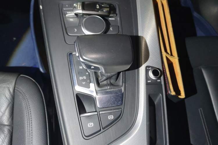 Used Audi A5 2017 Sportback 40 TFSI Fashion Model Gear Lever