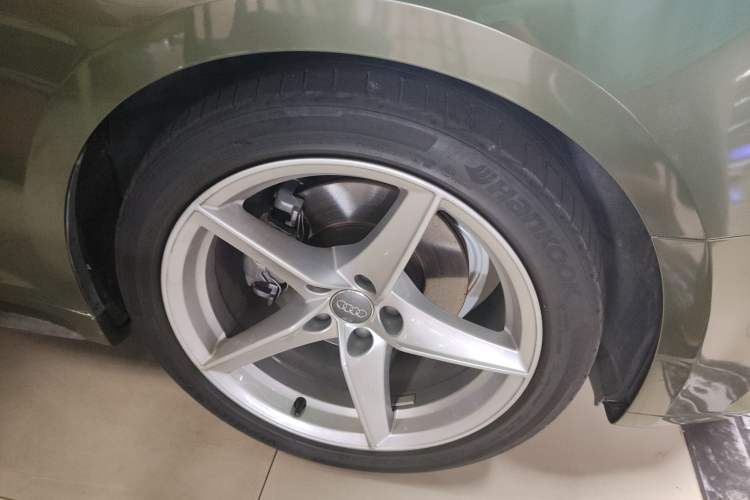 Used Audi A5 2017 Coupe 40 TFSI Fashion Model Right Front Wheel Hub
