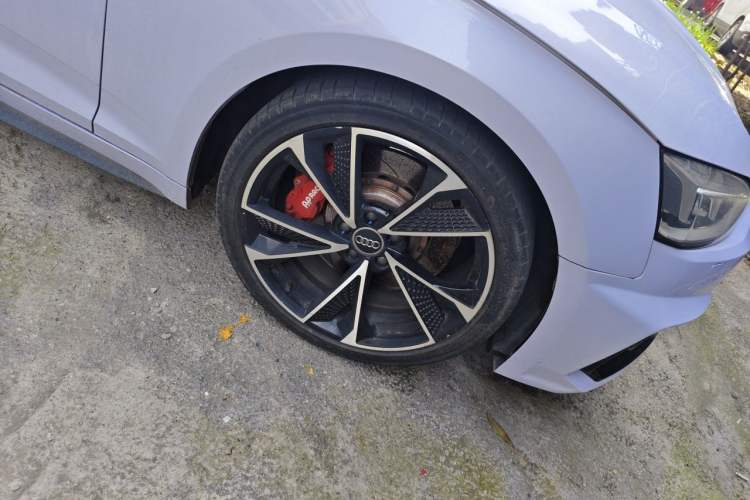 Used Audi A5 2017 Sportback 40 TFSI Fashion Model Right Front Wheel Hub