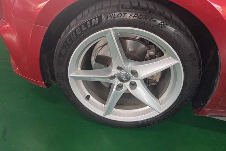 Used Audi A5 2017 Coupe 40 TFSI Fashion Model Left Front Wheel Hub