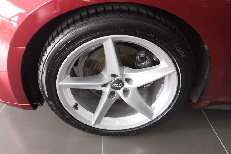 Used Audi A5 2017 Coupe 40 TFSI Fashion Model Left Front Wheel Hub