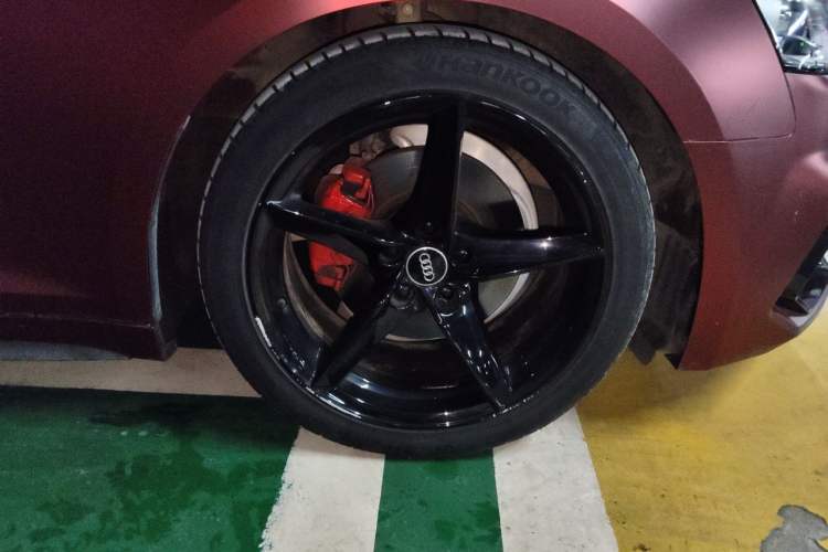 Used Audi A5 2017 Coupe 40 TFSI Fashion Model Right Front Wheel Hub