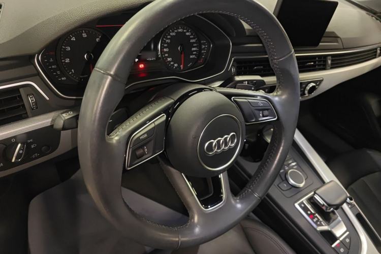 Used Audi A5 2017 Sportback 40 TFSI Fashion Model Steering Wheel