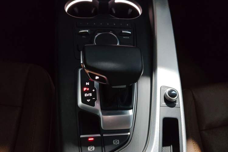 Used Audi A5 2017 Sportback 45 TFSI Fashion Model Gear Lever