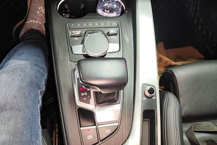 Used Audi A5 2017 Coupe 45 TFSI quattro Sport Edition Gear Lever