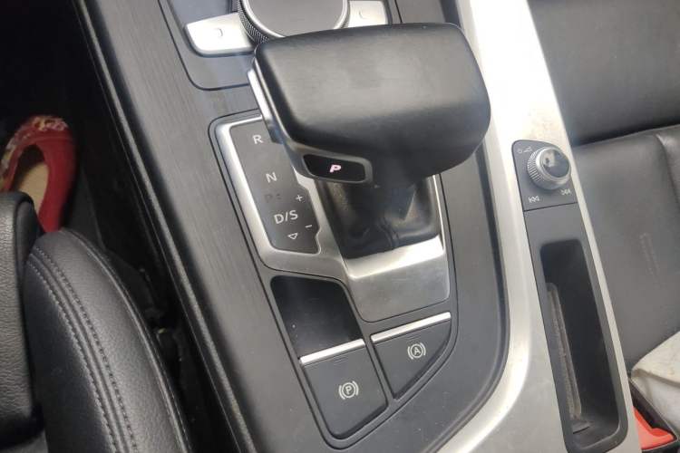 Used Audi A5 2017 Coupe 45 TFSI quattro Sport Edition Gear Lever